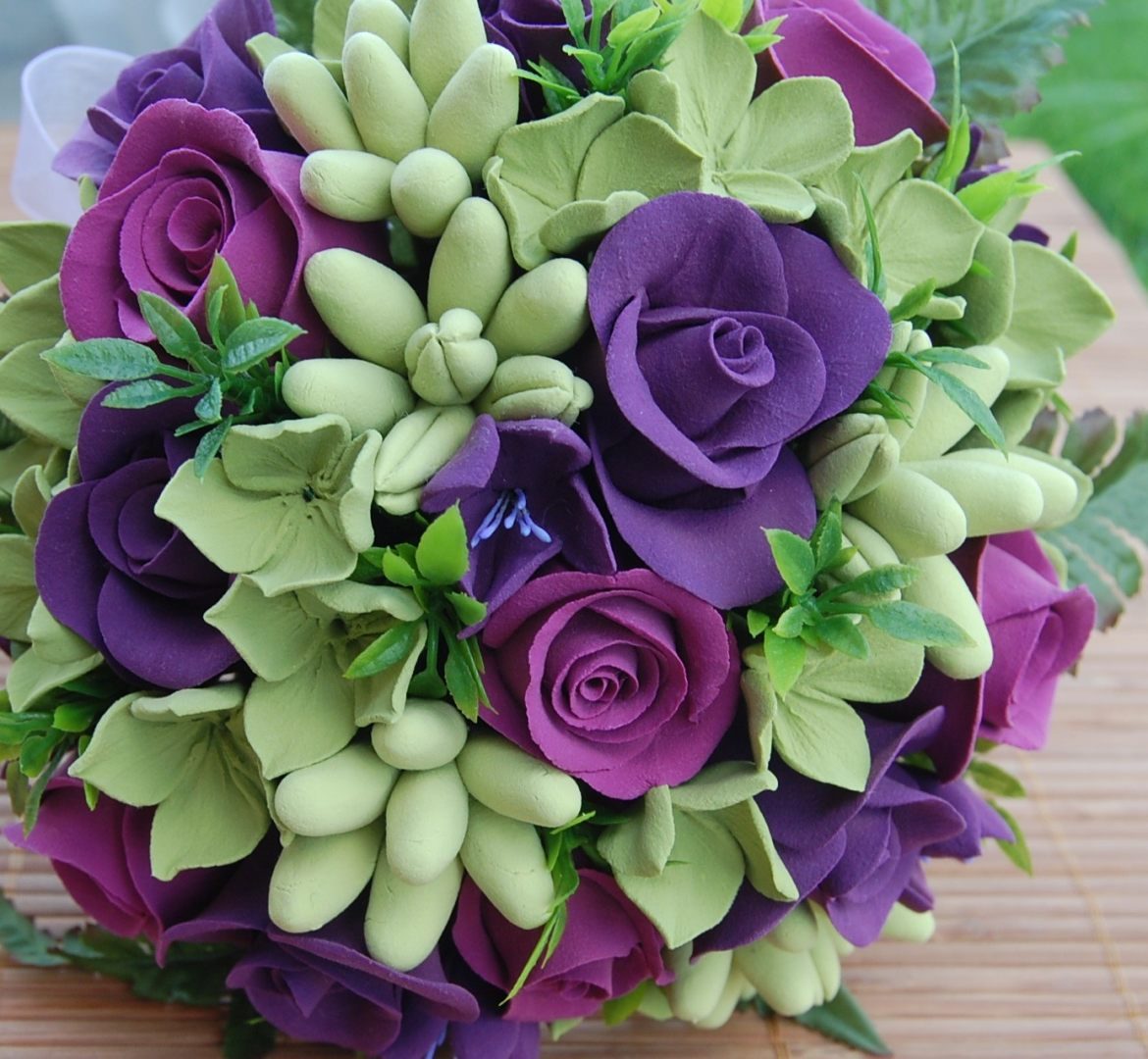 Rosas púrpuras y violetas