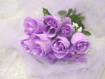 Ramo de rosas púrpuras